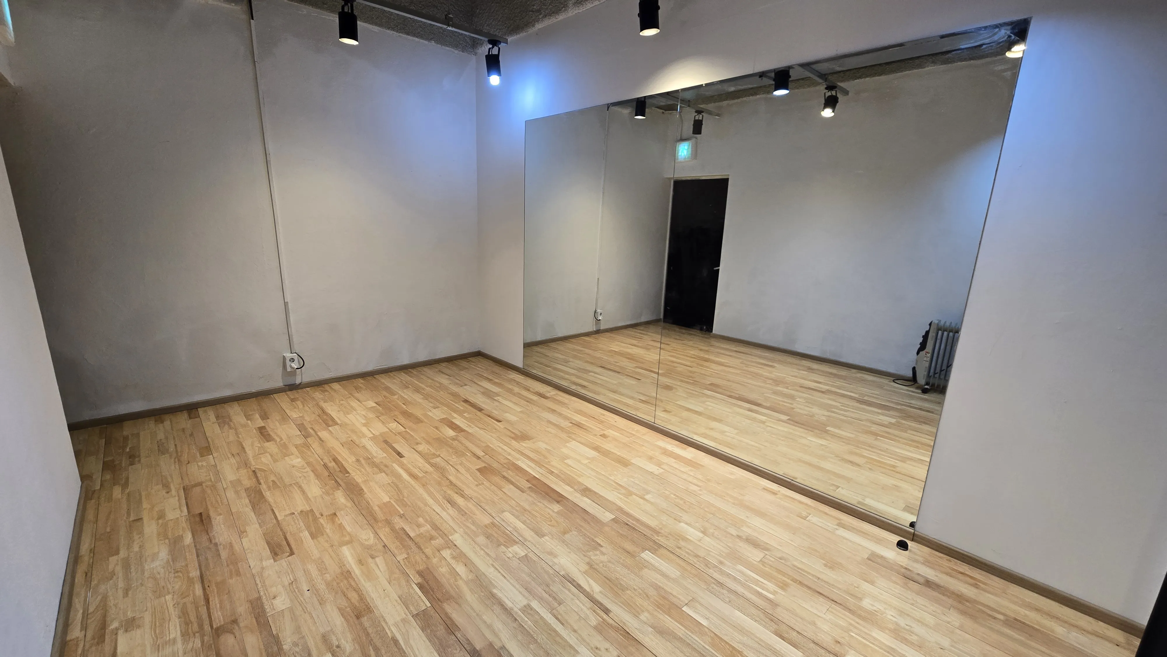 리듬앤조이 D홀 연습 공간과 전면 거울